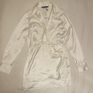 Zara klänning - Zara klänning i satin, helt oanvänd och prislappen sitter fortfarande kvar. Storlek 38