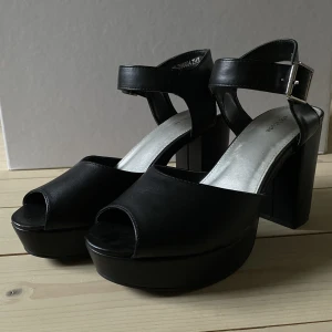 Klackskor  - svarta klackskor från Attitude, använda 1-2 gånger, nypris 600kr säljs för 300kr, storlek 38