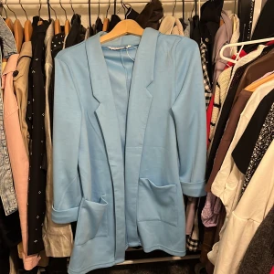 Blå kavah - Säljer en blå kavaj som tyvärr inte kommer till användning  EU - storlek 40