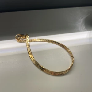 Guldigt armband  - Guldigt armband, bra skick och aldrig använd💗 köpare står för frakt🫶🏽 kolla in min profil för fler smycken💗🫶🏽