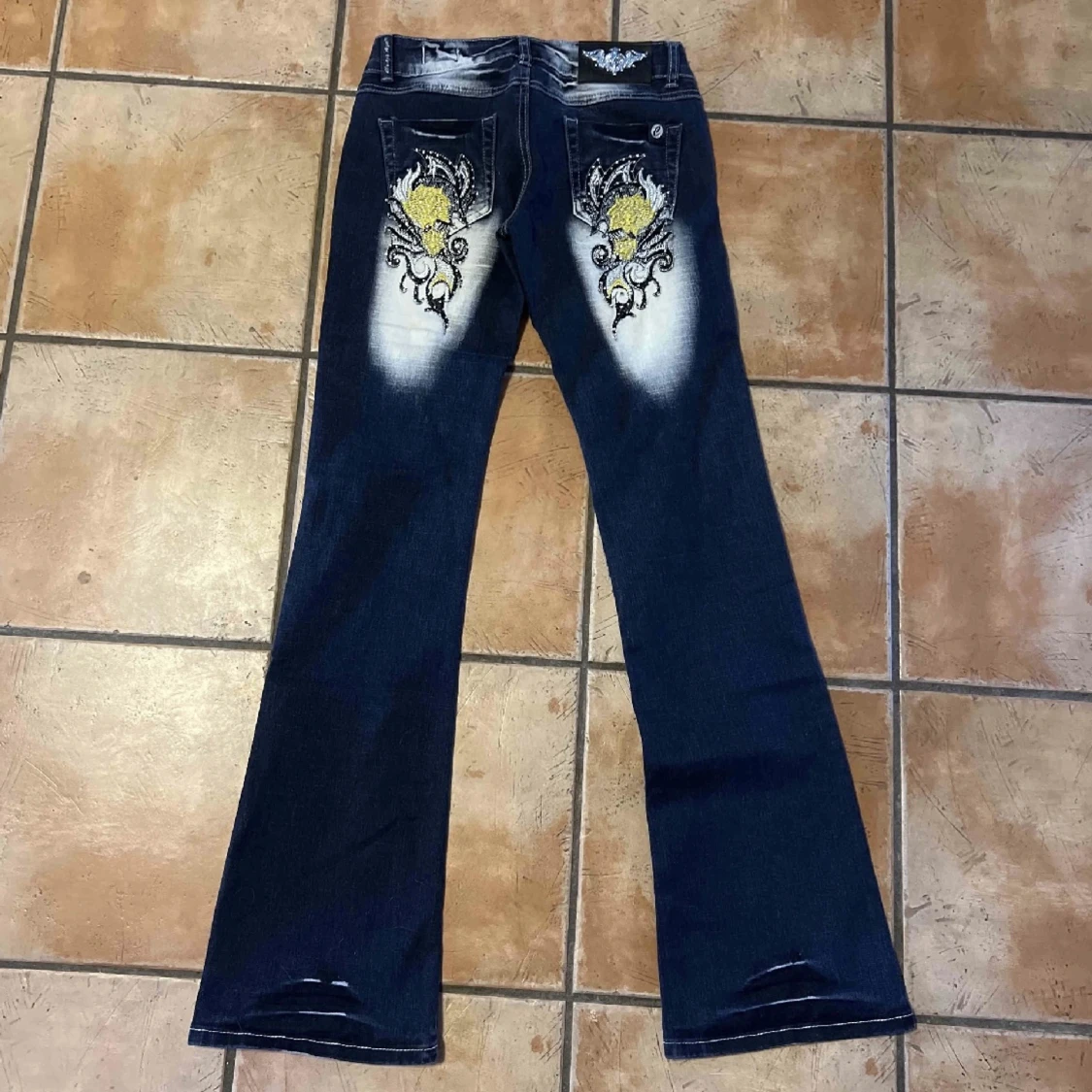 FINNS KVAR! NYSKICK! CRAZY AGE BOOTCUTS - 90