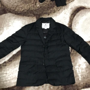 Woolrich herr jacka - Nästan helt ny woolrich jacka. Köptes för runt 5400kr men används inte längre. Passar bra nu till våren! Både dragkedja och knappar. Säljer den för jag vill köpa en ny dator istället! Hör av er för mer info 😁pris kan diskuteras 