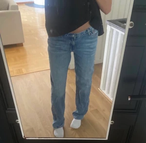 Lågmidjade jeans - Ett par as snygga lågmidjade jeans💕 Älskar dem men de har tyvär blivit för korta för min smak, dem har en as snygg blå färg💕 Kolla gärna på mina andra jeans o kläder som jag säljer!💕 Hör av dig om du har några frågor💕