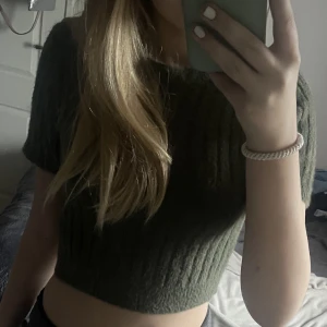 Grön stickad tröja - Grön, kort & stickad tröja från zara. Aldrig använd, så mycket bra skick. Jätte bekväm och inte alls stickig. Köpt för 230kr💓