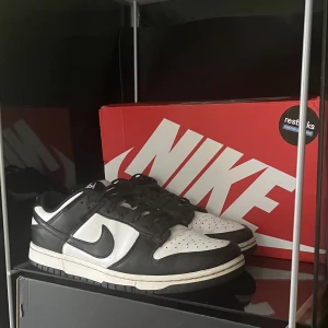 Nike dunk low panda - 🐼 Nike dunk low panda 🐼 🔥Storlek 42🔥⚡️Bra skick men små skador finns ⚡️🦋Box och kvitto finns 🦋🎉Skickar gärna fler bilder/ svarar på frågor 🎉📦Fraktar eller möts upp i Stockholm 📦💥Pris kan diskuteras vid snabb affär 💥
