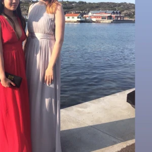 Balklänning  - Säljer min balklänning från 9:an då jag inte längre har användning för den ☺️. Använd endast två gånger🙌🏽. Som referens är jag 183cm och den går ner till ankeln. Några missfärgningar finns. Hör av er för mer detaljer 🥰