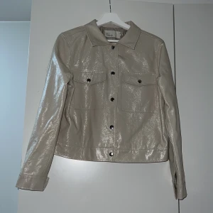 Beige Läderjacka Storlek 36 - Oanvänd jacka från Nelly, endast testad! 
