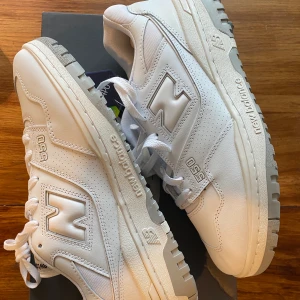 New Balance 550 White/Grey - Säljer oanvända New balance 550 white grey. Dem är Strl 45. Frakt ingår.