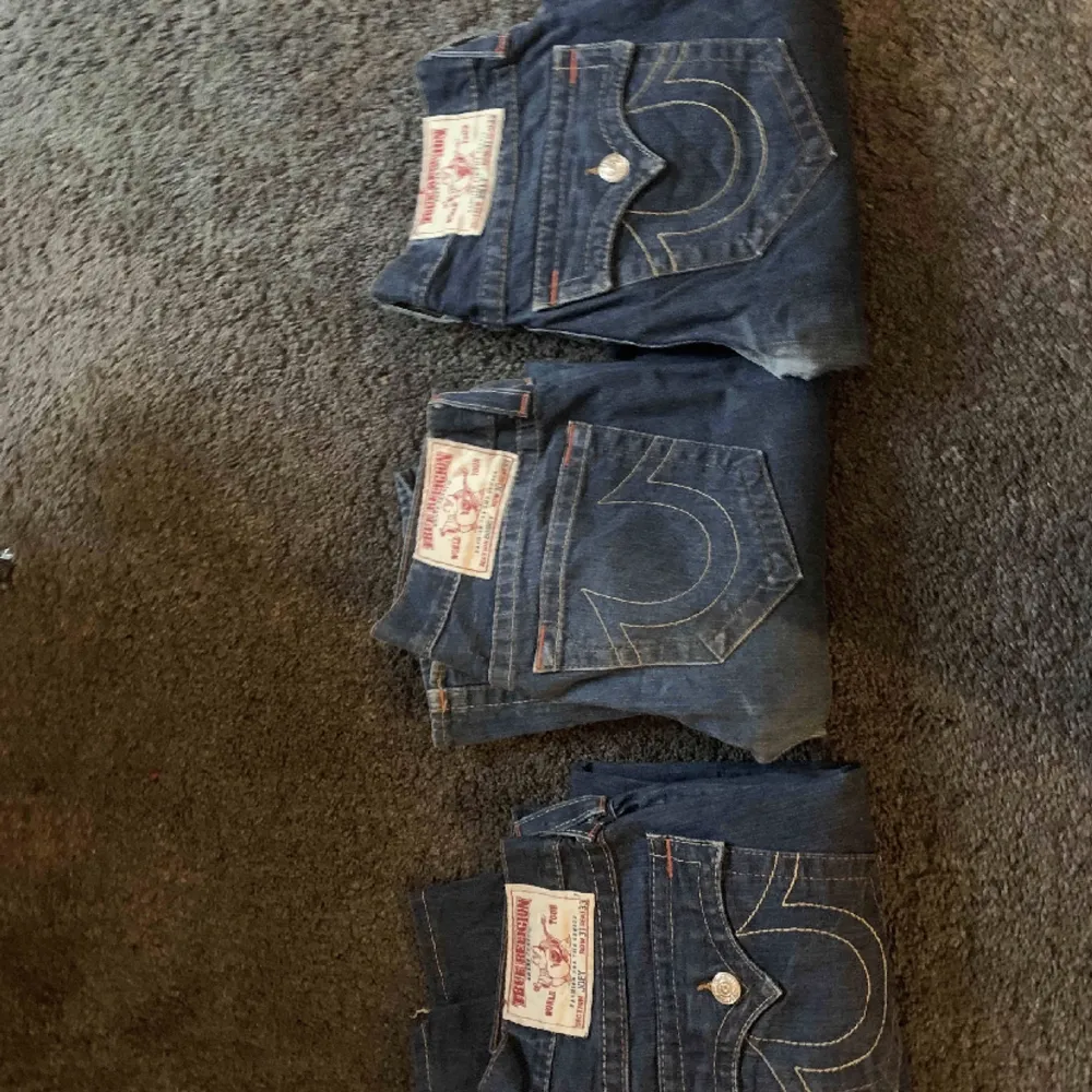 Säljer flera true religion jeans, pappas gamla från 90-talet som tyvärr är för stora på mig. De till vänster och dem i mitten är sålda. 💗innerbenslängs 74 cm och midjan tvärs över är 40 cm.. Jeans & Byxor.