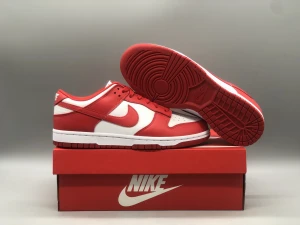 Nike dunk low university red - Ett fint par handplockade av oss på Kicker’s har ni fler frågor skriv gärna, finns i de flesta strl! Alltid 10/10🤩 (oanvända)