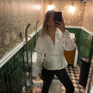 Vit skjorta med insydd midja  - Vit skjorta med korsett-effekt i midjan 