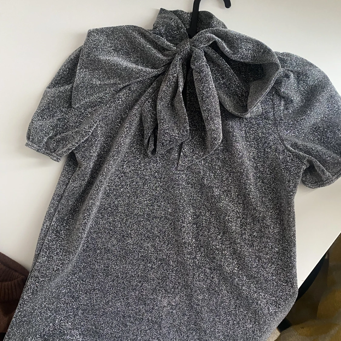 Glittrig knytblus  - 90