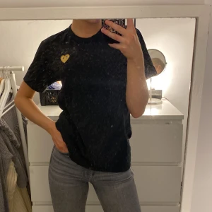 Comme des Garçons strl M - En fin T-shirt av märket Comme des Garçons i strl M, men passar mig som är XS perfekt. De är ganska små i storlkarna. Knappt använd något alls, fick i julklapp för något år sedan🫶nypris är ungefär 800kr  Frakten betalas av köparen💖