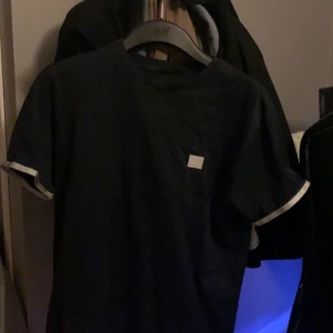 Acne t-shirt🖤 - Superfin Acne t-shirt som jag säljer för den är för liten😊 