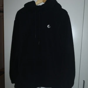 Fluffig huddie som aldrig är använd - Fluffig huddie som aldrig är använd i storlek m. 