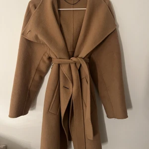 Kappa från zara - En helt oanvänd kappa från zara. Nypris:1500kr Den perfekta långa kappan