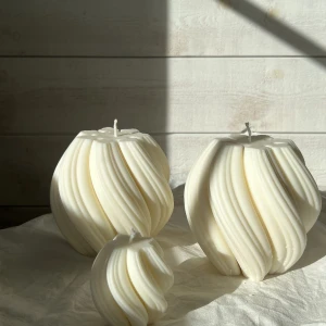 SWIRL LJUS XL - Stort Swirl ljus, brinner i ca 10h. 100% stearin & ekologiskt sojavax. 249:-/ljuset 