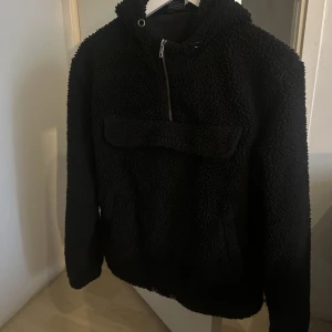 Fleece hoodie - Fleece hoodie från märket urban classic, aldrig använd bara legat i gaderoben. 