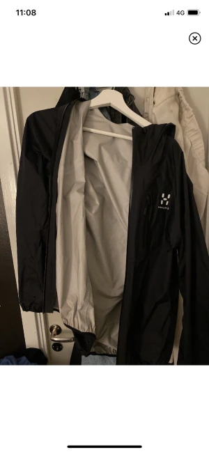 Haglöfs jacka - Det är en tjej modell i storlek L men sitter som s/m på en man. Går även att byta jackan mot något som ni har.