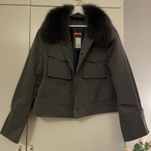 Meotine Jacka - Säljer denna snygga gråa lite tjockare meotine jackan i storlek M/L. Den är helt ny och oanvänd med lapp kvar. Nypris 2800kr 🥰