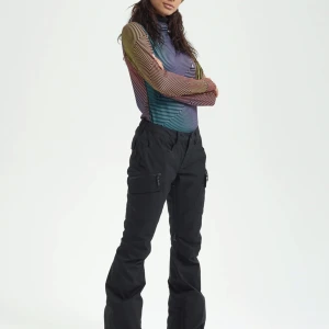 Burton Gloria Stretch 2L - Säljer mina supersnygga och balla skid/snowboard byxor från Burton. Lågmidjade, lite tajtare över låren som går till en enkel bootcut! Inga skador, använda ett fåtal gånger. säljer dem för de blivit snäppet för små. True too size. Nypris 2600