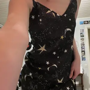 Fin klänning med coolt stjärnmotiv, aldrig använd med prislapp kvar!