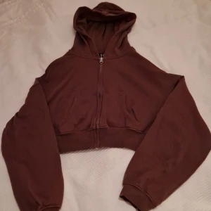 Ziphoodie - Brun ziphoodie från h&m i fint skick. Kort modell. Storlek xs. Märkt med initialer(se bild) 50 kr. Köparen står för frakten.