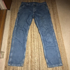 Carhartt Work Pants - Skick 9/10 Size 33/32 Köpta från junkyard för 1000kr  Säljer då dem inte kommer till andvändning längre  Priset kan diskuteras!