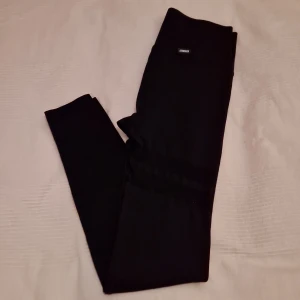 Stronger tights - Svart strongertights säljes i nyskick. Använda fåtal ggr. Storlek S. Nypris 699 kr. Säljes för 200 kr.