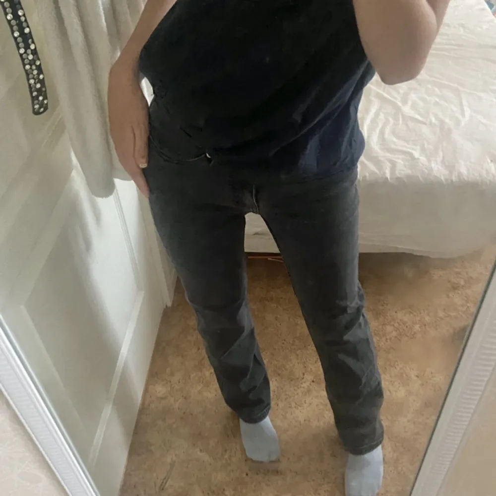Säljer dessa mörkgrå middle waisted jeans från weekday i storlek 24/30 vilket passar mig som vanligtvis bär xs i jeans och är 160 lång🤍 . Jeans & Byxor.