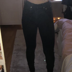 Jeans - Säljer nu mina jeans jag köpte för jobbet, men de är knappt använda.