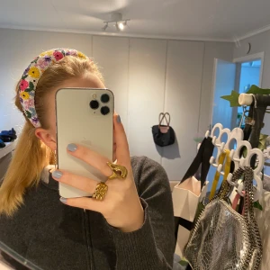 Becksödergarrd hårband  - Super fint blommigt hårband i topp kvalitet! Hårbandet är från Becksödergarrd och passar till vardagliga och mer festliga tillfällen. Sitter väldigt skönt och snyggt. Säljer pga att det inte kommit till användning. Köpt för 400 kr! 