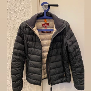 Parajumper jacka  - Parajumper jacka i gott skick, jackan är i barnstorlek L men passar som en xs/s.