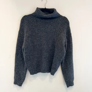 Stickad tröja  - Stickad tröja med polokrage, så mysig och sticks inte alls i materialet, oanvänd! Frakt tillkommer på 39kr 📦