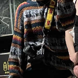 Vintage Stickad Tröja - en höstig stickad vintage tröja i uppskattad storlek M-L, den är i jättefint skick, supermjuk och inte stickig alls! köpt på second hand på mallorca och nästan aldrig använd ❤️