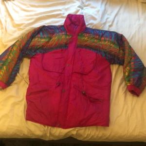 skidjacka med färgglatt tryck på armarna - Skulle säga att det är typ en size M till L, ser lite oversized ut men klär dom mesta. Bra skick, sparsamt använd. Möts i vasastan-området, kan posta men betalar ej frakt.