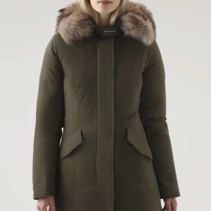 Woolrich arctic parka - En superfin och framförallt varm Woolrich arctic parka i storlek S inköpt via Miinto 2021. Varsamt använd och finns inga skador på jackan. Rök och djurfritt hem. Jackan passar både S/M. Pälsen är avtagbar. Jackans ordinariepris är 8,800kr. 