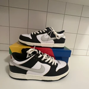 Nike dunk Low san francisco  - Nike Dunk Low SAN FRANCISCO   Pris: 1999kr  Storlekar: 41, 44, 44  Cond: 10/10 DS  Allt og ingår