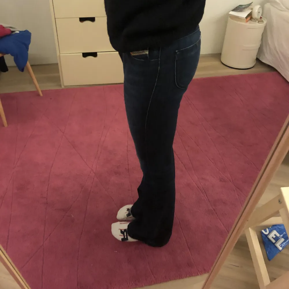 Mörkblåa lågmidjade bootcut jeans från Diesel. En liten 36 (34). Jeans & Byxor.