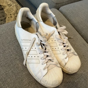 Adidas - Vita adidas superstar med beiga detaljer Köparen står för frakt 💕