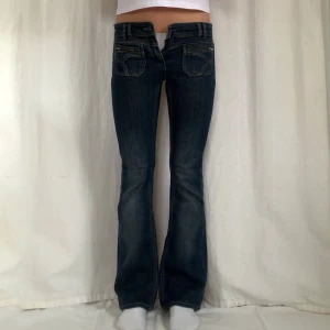Lågmidjade jeans - !Använd köp nu om du vill köpa/kontakta mig privat! Bootcut jeans🫶Midja:79 Innerbenslängd:80,5 Jag är 169 med W28 som referens (saknar knapp)