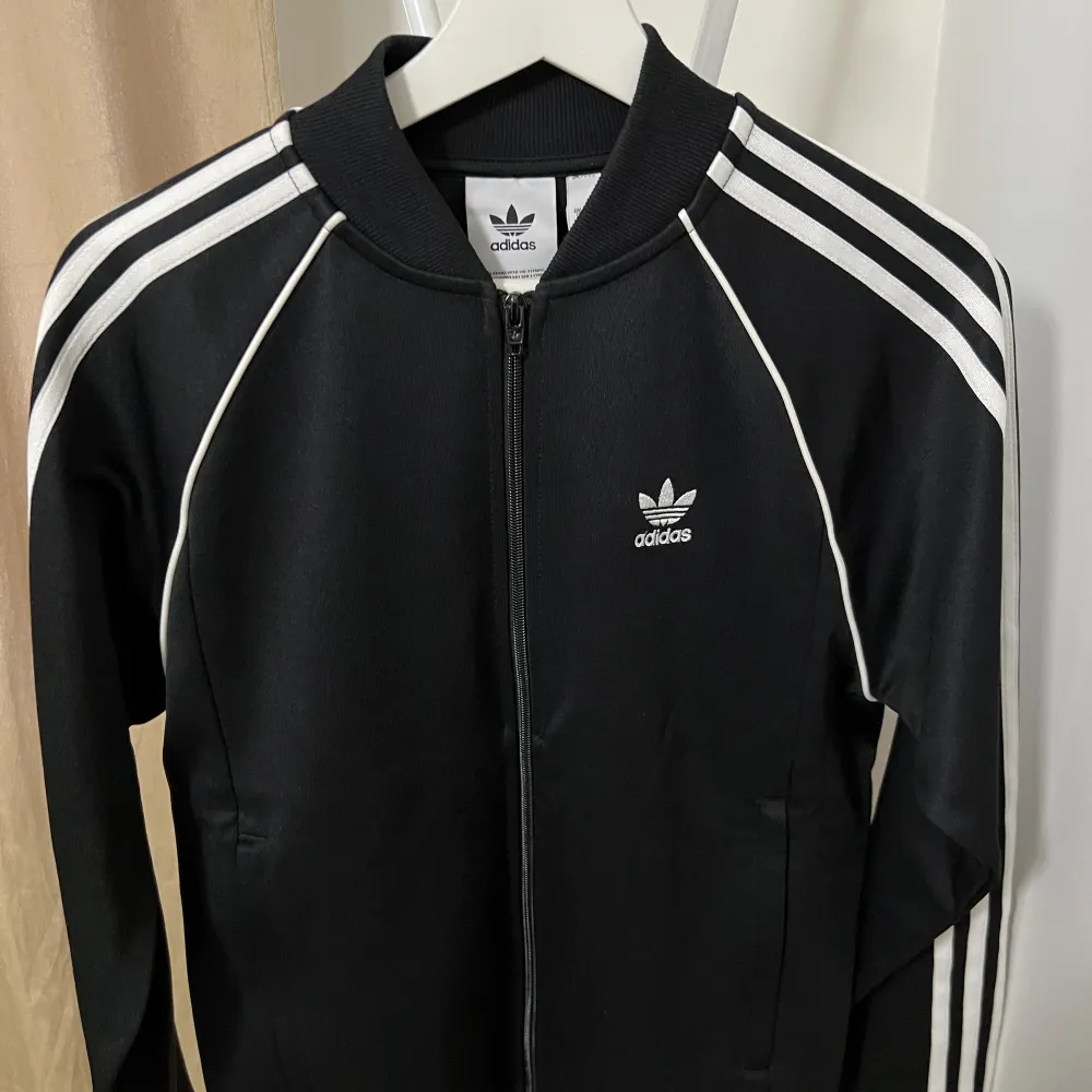 adidas originals tröja i svart färg mycket god skick, har använts endast få antal gånger. Jag står för frakten inom hela Sverige med kvitto och spårningsnummer! Inga returer. Tröjor & Koftor.