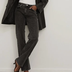 Lågmidjade jeans  - Låga midja från nakd storlek 40 men passar en 38 också. Jättefina i färgen men har blivit försmå för mig så får sälja vidare❤️ köpta för över 500kr säljer för 400kr 