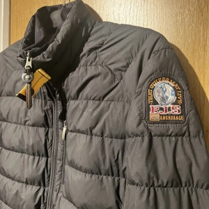 Parajumper dunjacka S/M - Säljer en parajumper dunjacka, äkta och storlek S/M