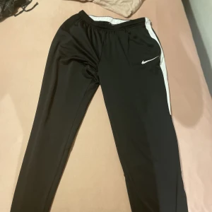 Nike dryfit träningsbyxor - Storlek M.