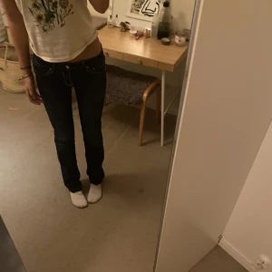 Soccx by denim jeans - Jätte fina jeans från märket soccx by denim som jag nu säljer då jag rensae min garderob. De ät jättefina och inget fel med dem. Nya kostar runt 900-1000. Jag har klippt upp de längst ner. men säljer för 150❤️ köparen står för frakt. Jag är ca 175. 