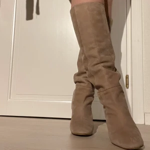 Läderboots från Zara beige - Beige läderboots/stövlar från Zara, sparsamt använda. PERFEKTA till en kort klänning eller kjol🤩