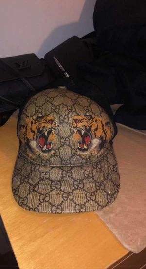 Gucci tiger keps strl M - Jag har bestämt mig att sälja min gucci keps som jag använt i ungefär 1-2 månader. Det är storlek M men passar även för S. Priset kan diskuteras vid snabb affär.