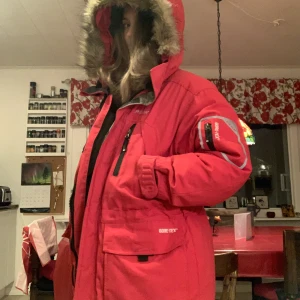 Peak performance, vinterjacka - Peak performance vinter jacka Jätte varm och skön Massa bra fickor inte och utanpå Fin luva  Storlek: XS 