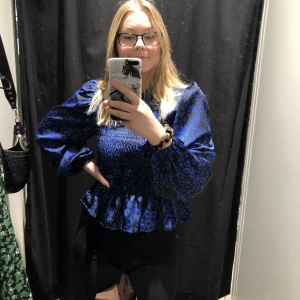 Blus / tröja - Säljer min fina blus då den blivit för stor… Aldrig använd, prislapp kvar på plagget. Ord. Pris 399kr